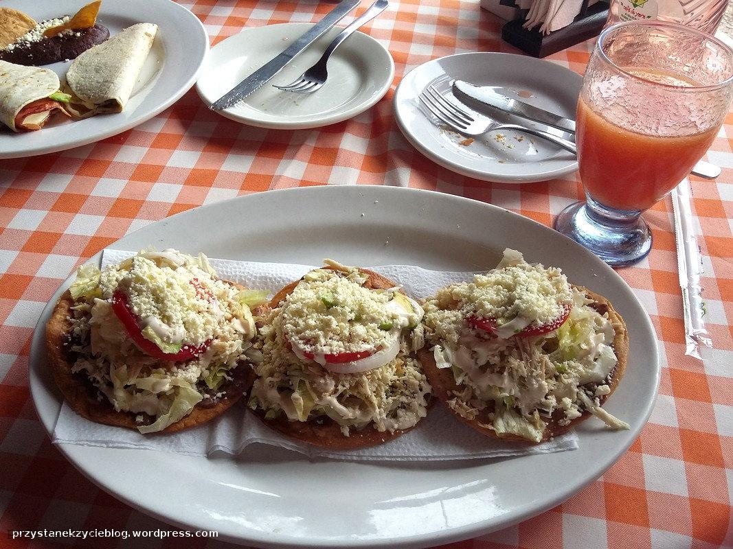 tostadas con pollo_palenque_meksyk